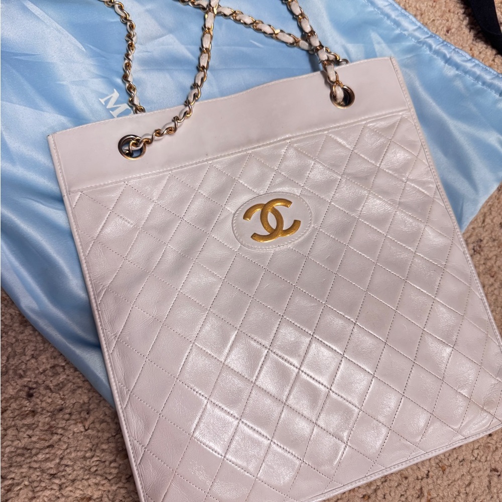 CHANEL White and Gold Quilted Shoulder Bag with Iconic CC Logo